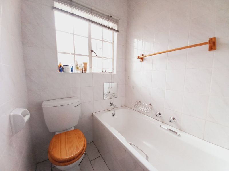 Spacious 2 Bedroom Garden Apartment with Private Green Oasis in Victoria Square, Eden Glen - Photo 10