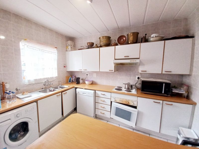 Spacious 2 Bedroom Garden Apartment with Private Green Oasis in Victoria Square, Eden Glen - Photo 6