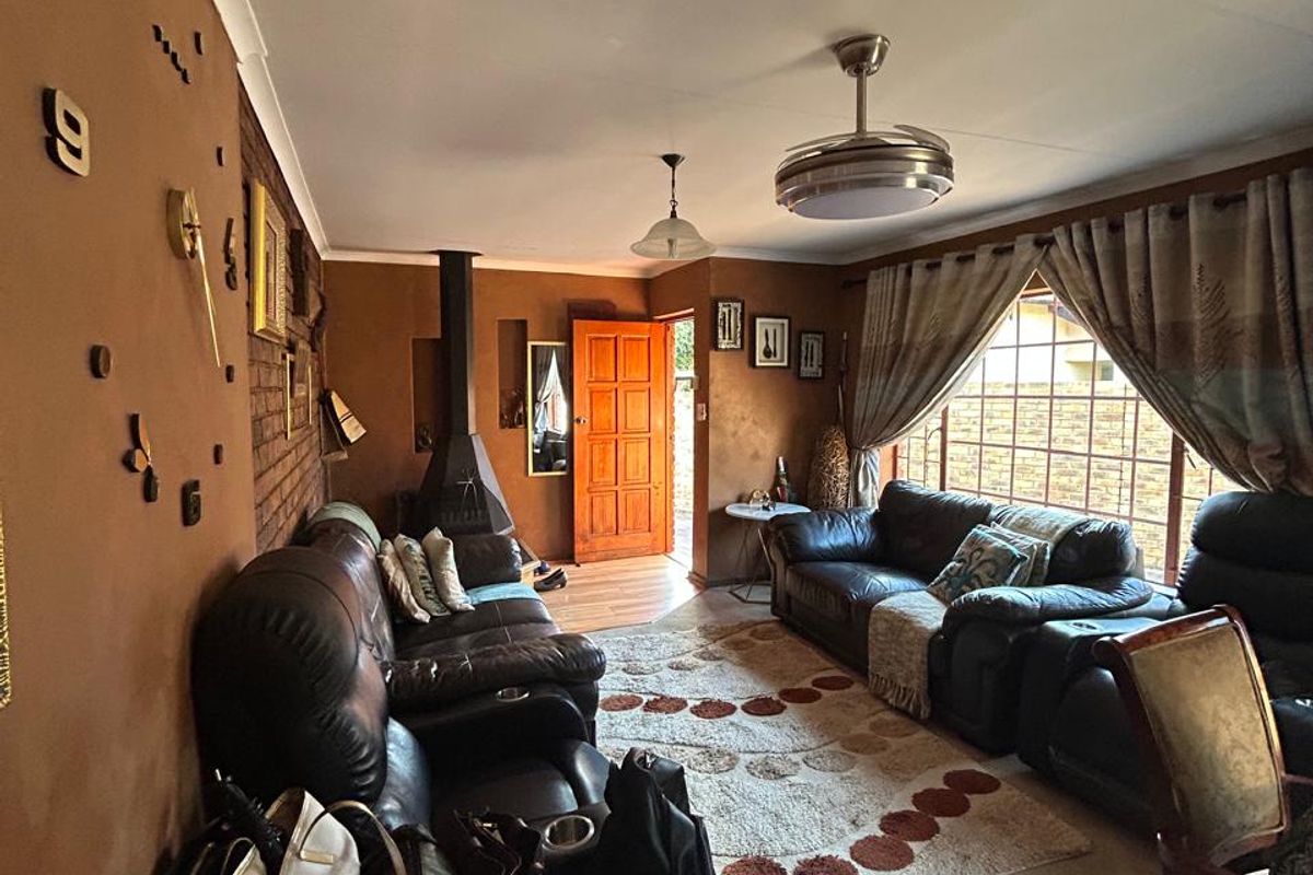 Spacious 4 Bedroom House in Zwartkop - Photo 4