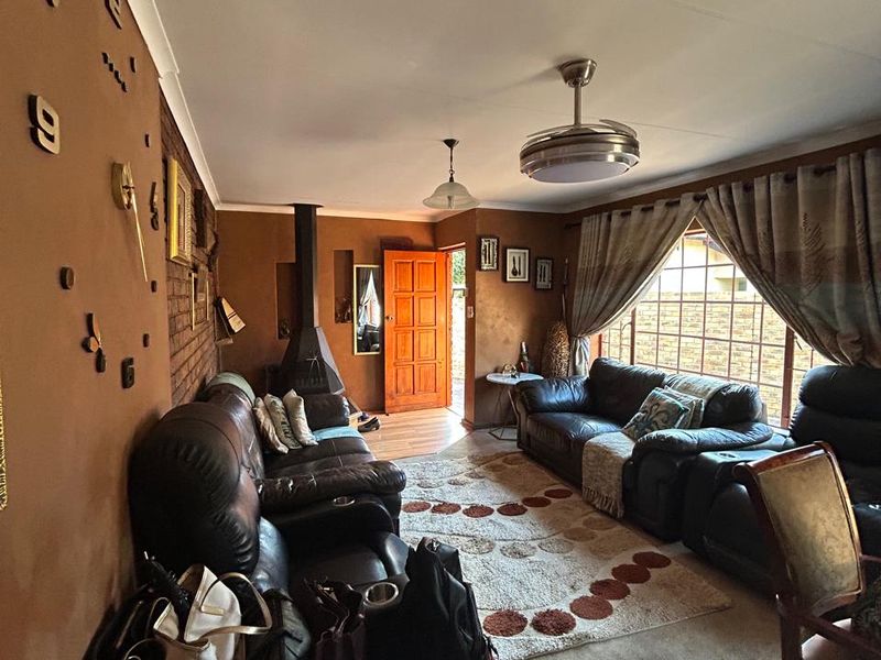 Spacious 4 Bedroom House in Zwartkop - Photo 4