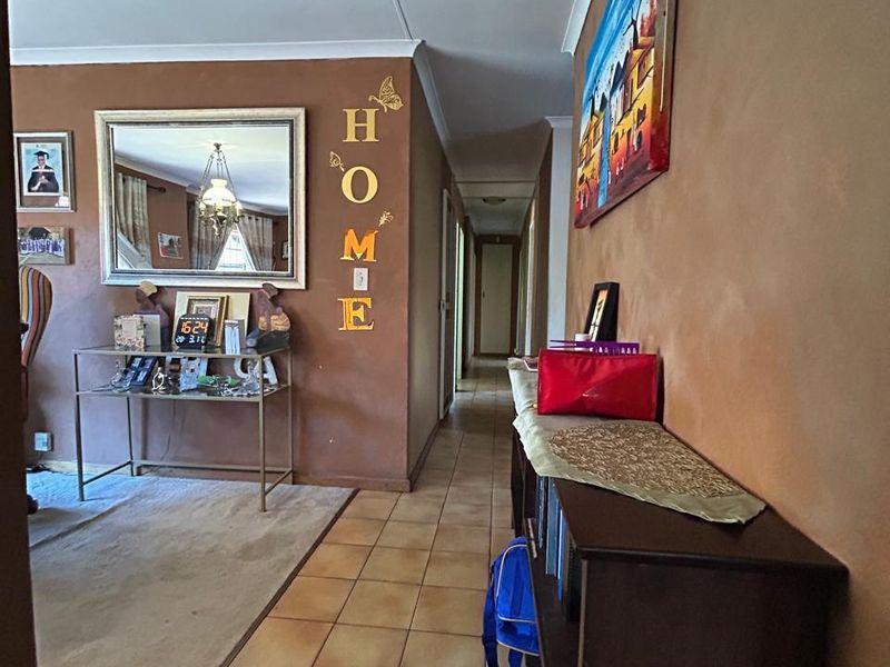 Spacious 4 Bedroom House in Zwartkop - Photo 8