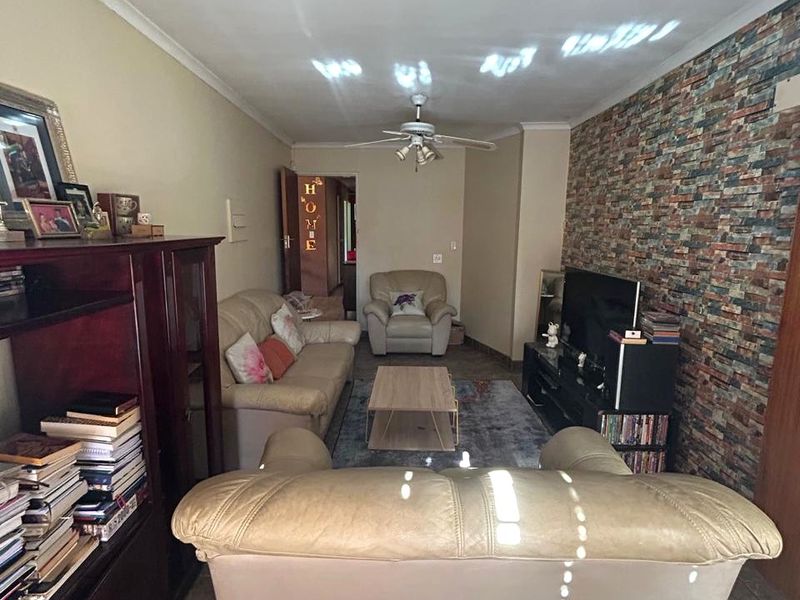 Spacious 4 Bedroom House in Zwartkop - Photo 10