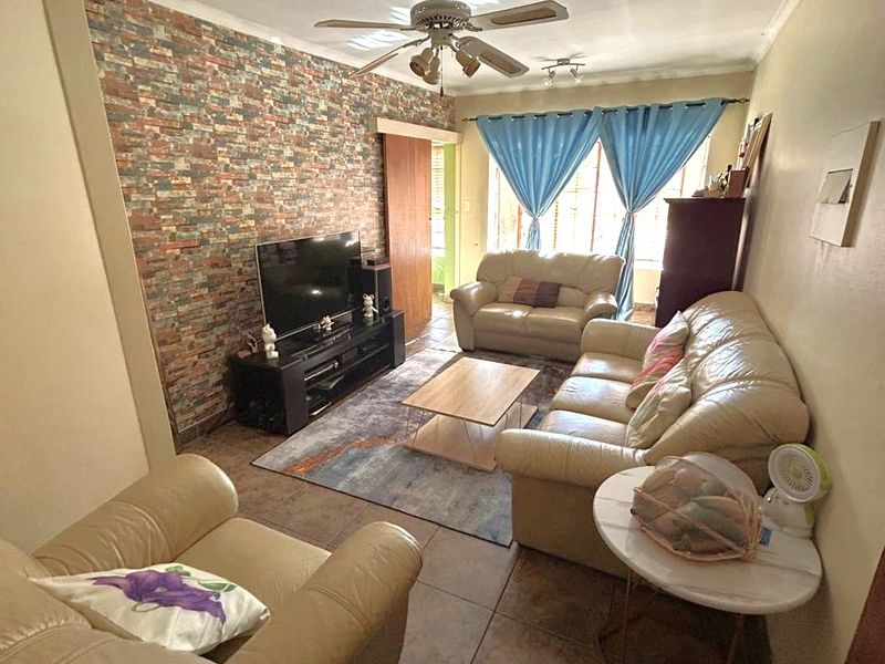 Spacious 4 Bedroom House in Zwartkop - Photo 9