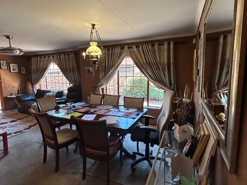 Spacious 4 Bedroom House in Zwartkop - Photo 7