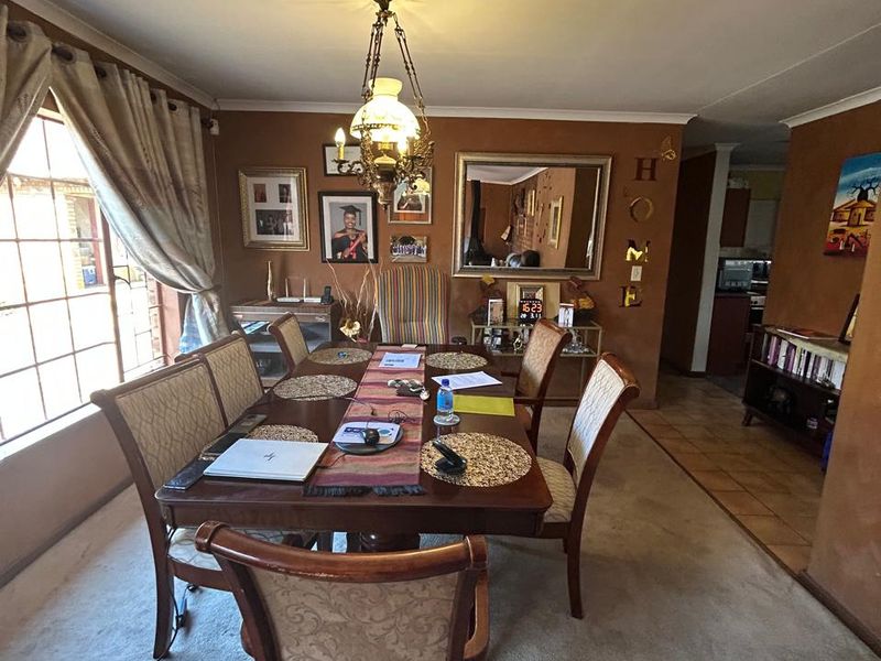 Spacious 4 Bedroom House in Zwartkop - Photo 6