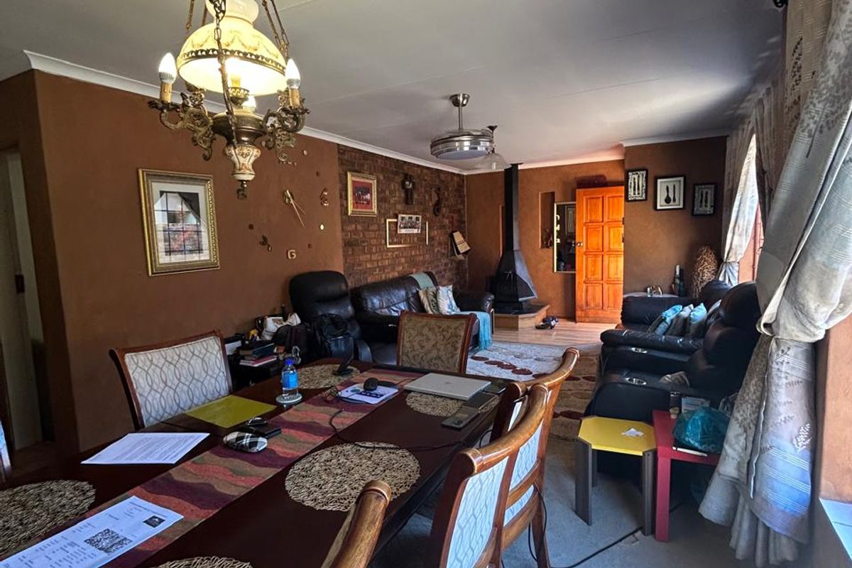 Spacious 4 Bedroom House in Zwartkop - Photo 5