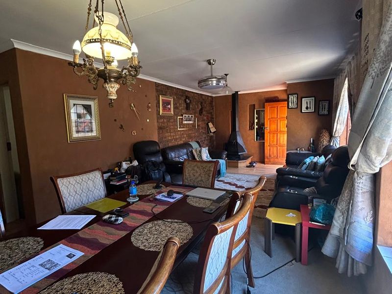 Spacious 4 Bedroom House in Zwartkop - Photo 5