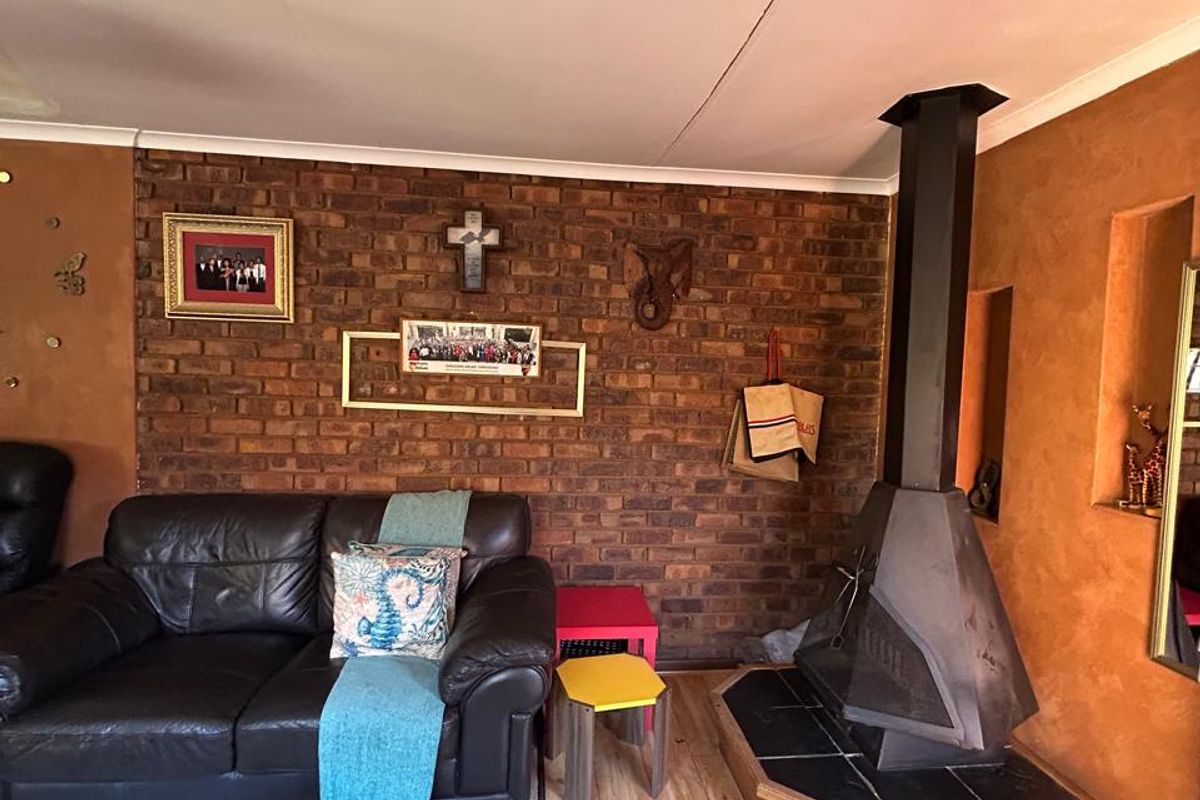 Spacious 4 Bedroom House in Zwartkop - Photo 2