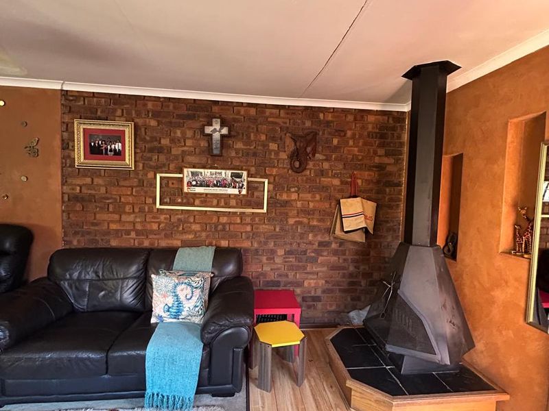 Spacious 4 Bedroom House in Zwartkop - Photo 2