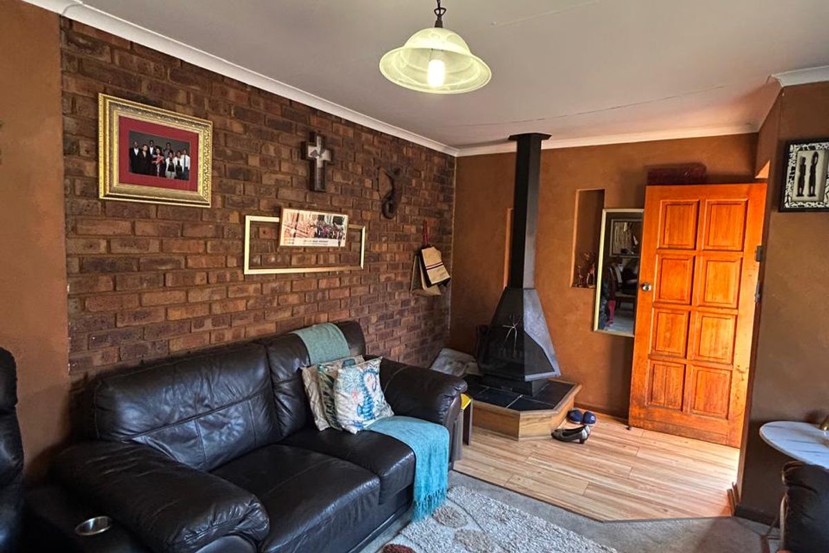 Spacious 4 Bedroom House in Zwartkop - Photo 3