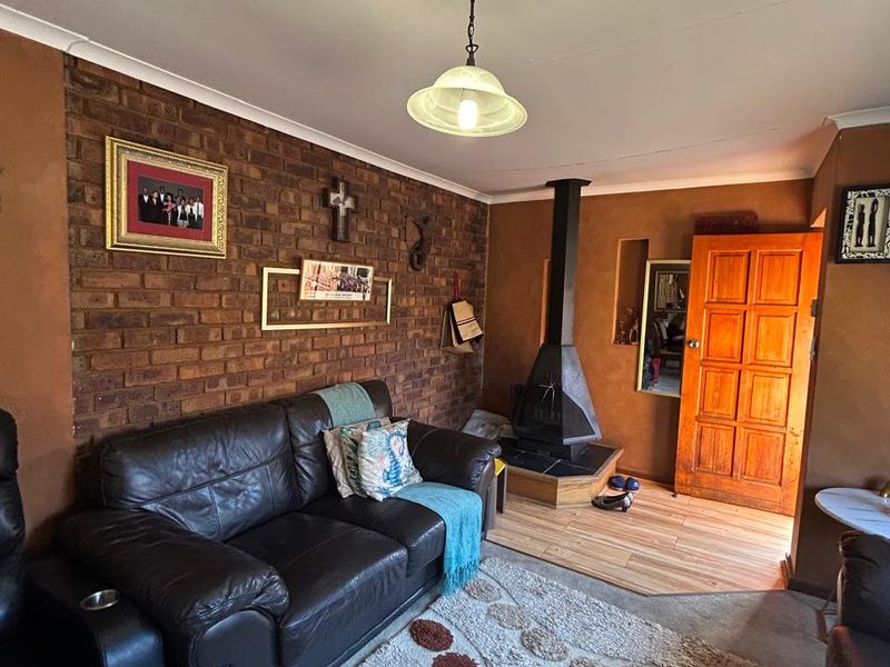 Spacious 4 Bedroom House in Zwartkop - Photo 3