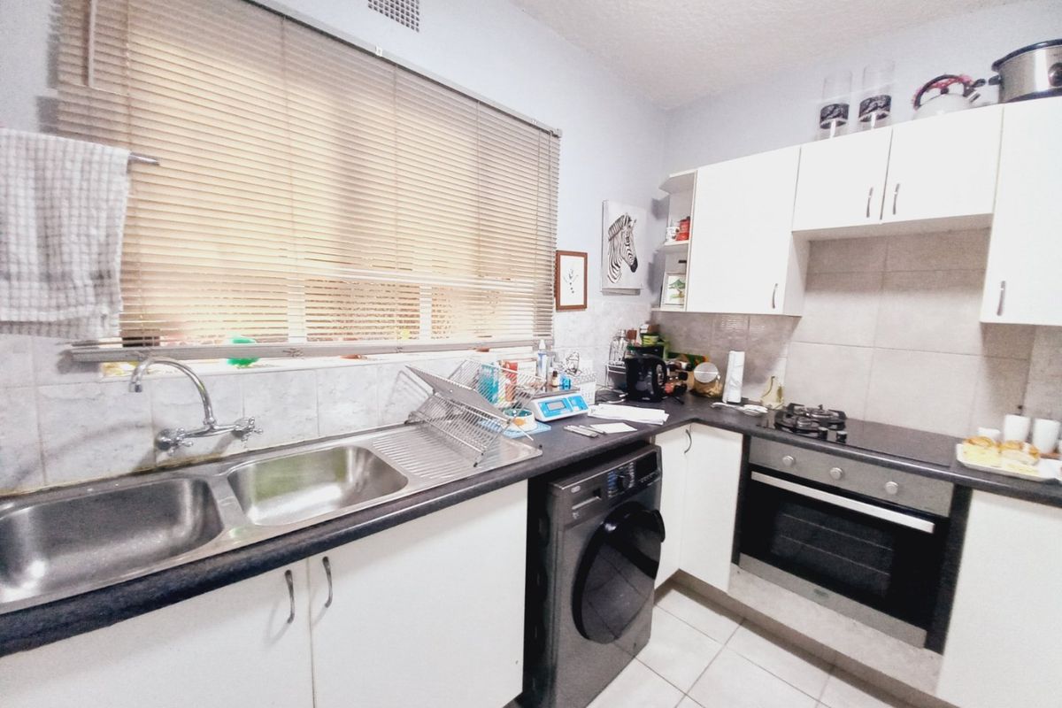 Immaculate and Modern 1 Bedroom Apartment in a Secure Edenvale Building Offering Stylish Move-In Ready Living - Photo 2