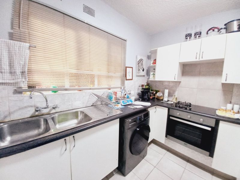 Immaculate and Modern 1 Bedroom Apartment in a Secure Edenvale Building Offering Stylish Move-In Ready Living - Photo 2