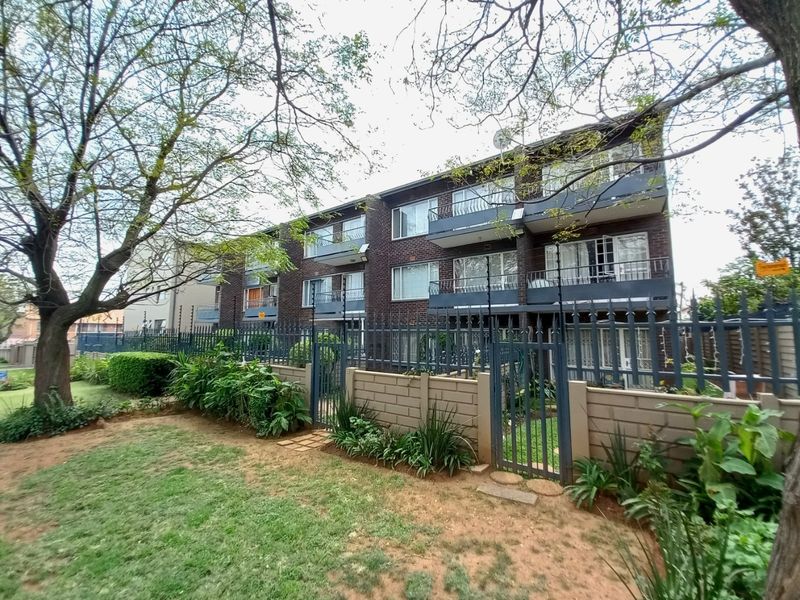 Immaculate and Modern 1 Bedroom Apartment in a Secure Edenvale Building Offering Stylish Move-In Ready Living - Photo 3