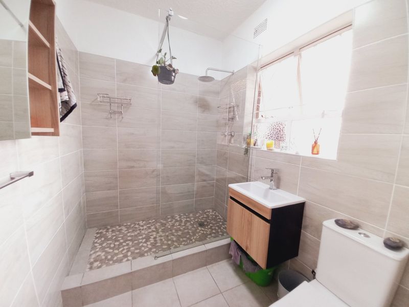 Immaculate and Modern 1 Bedroom Apartment in a Secure Edenvale Building Offering Stylish Move-In Ready Living - Photo 9