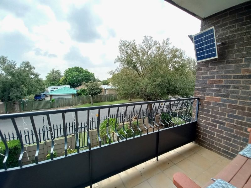 Immaculate and Modern 1 Bedroom Apartment in a Secure Edenvale Building Offering Stylish Move-In Ready Living - Photo 6