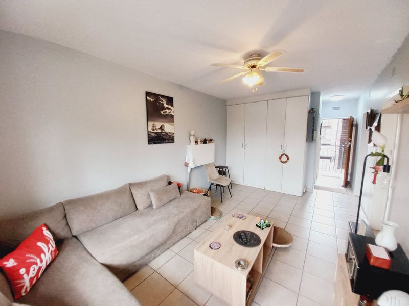 Immaculate and Modern 1 Bedroom Apartment in a Secure Edenvale Building Offering Stylish Move-In Ready Living - Photo 5