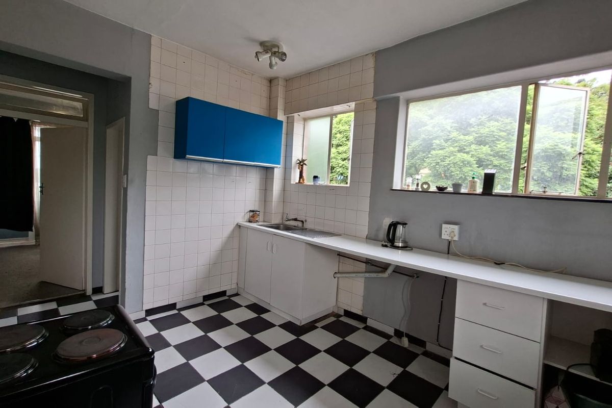 Large Apartment with Open-Plan Living and Private Balcony - Photo 5