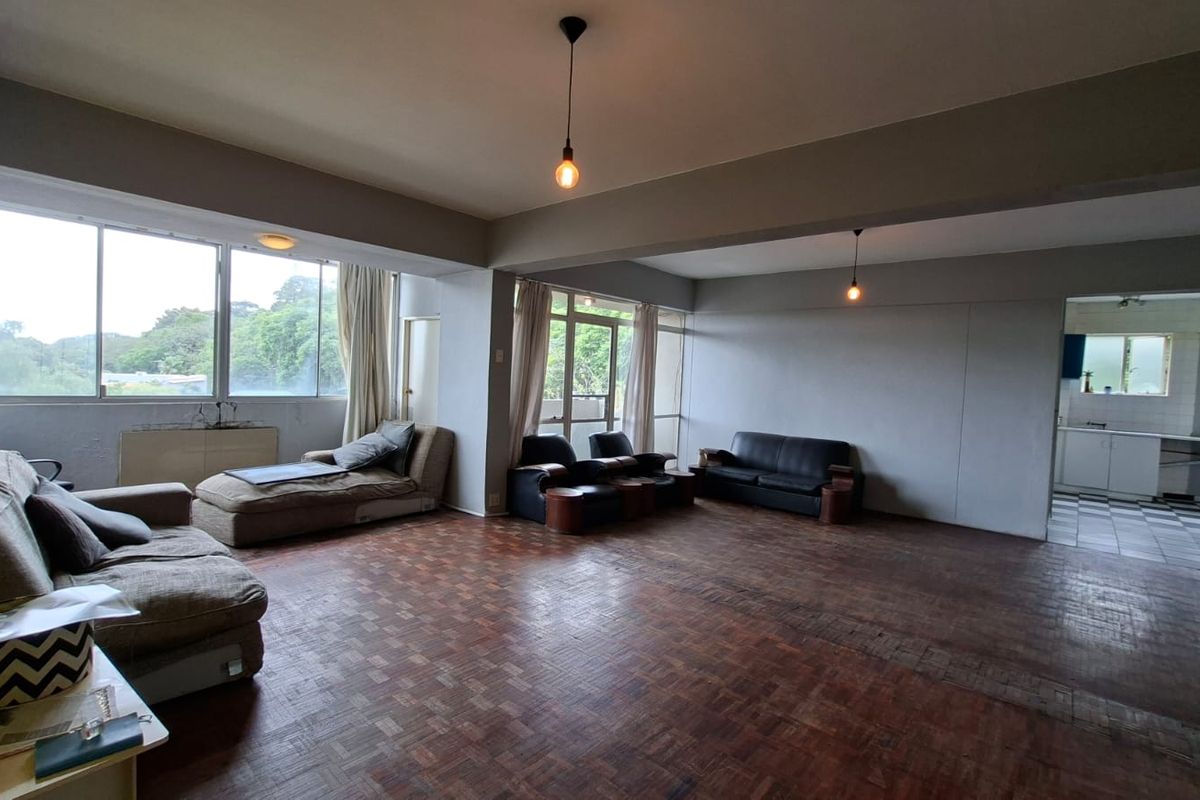 Large Apartment with Open-Plan Living and Private Balcony - Photo 3