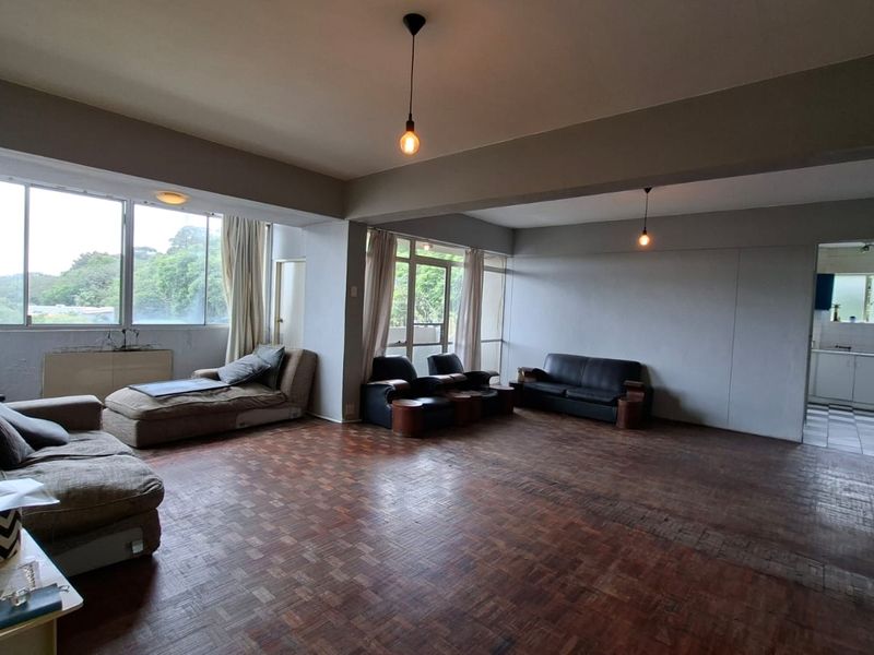 Large Apartment with Open-Plan Living and Private Balcony - Photo 3