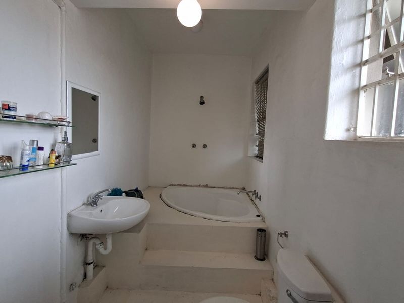 Large Apartment with Open-Plan Living and Private Balcony - Photo 10