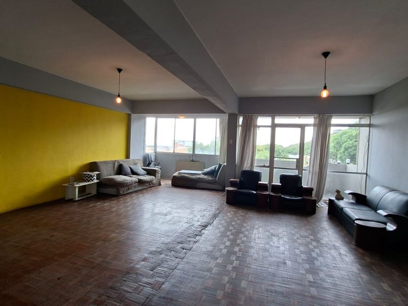 Large Apartment with Open-Plan Living and Private Balcony - Photo 3