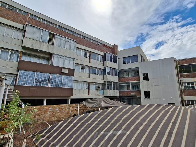 Large Apartment with Open-Plan Living and Private Balcony - Photo 1
