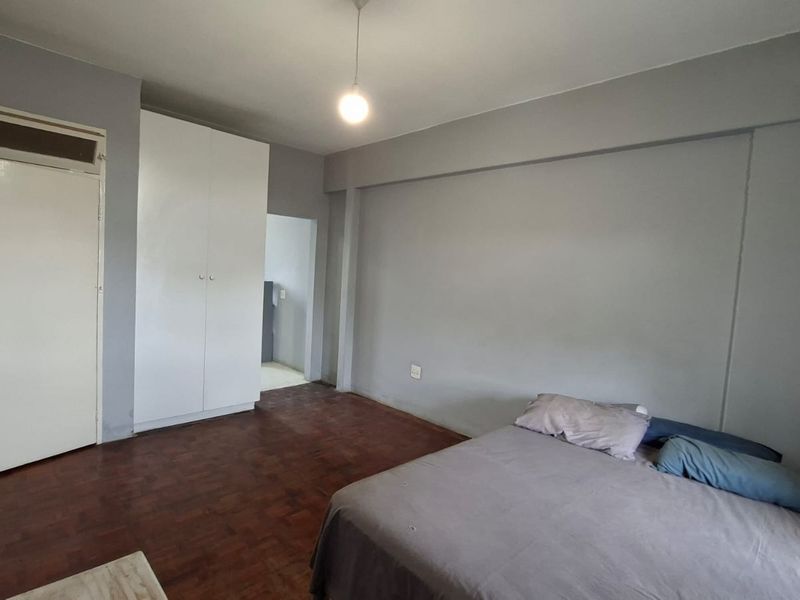 Large Apartment with Open-Plan Living and Private Balcony - Photo 8