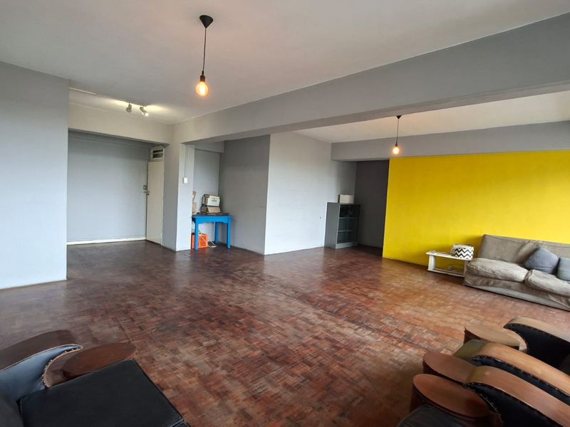 Large Apartment with Open-Plan Living and Private Balcony - Photo 2