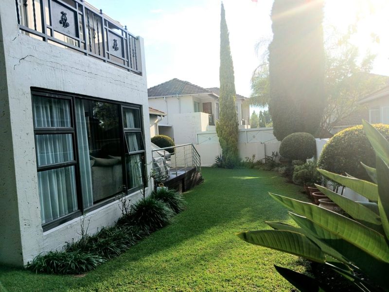 Beautiful Family Home in Kyalami Hills - Photo 2