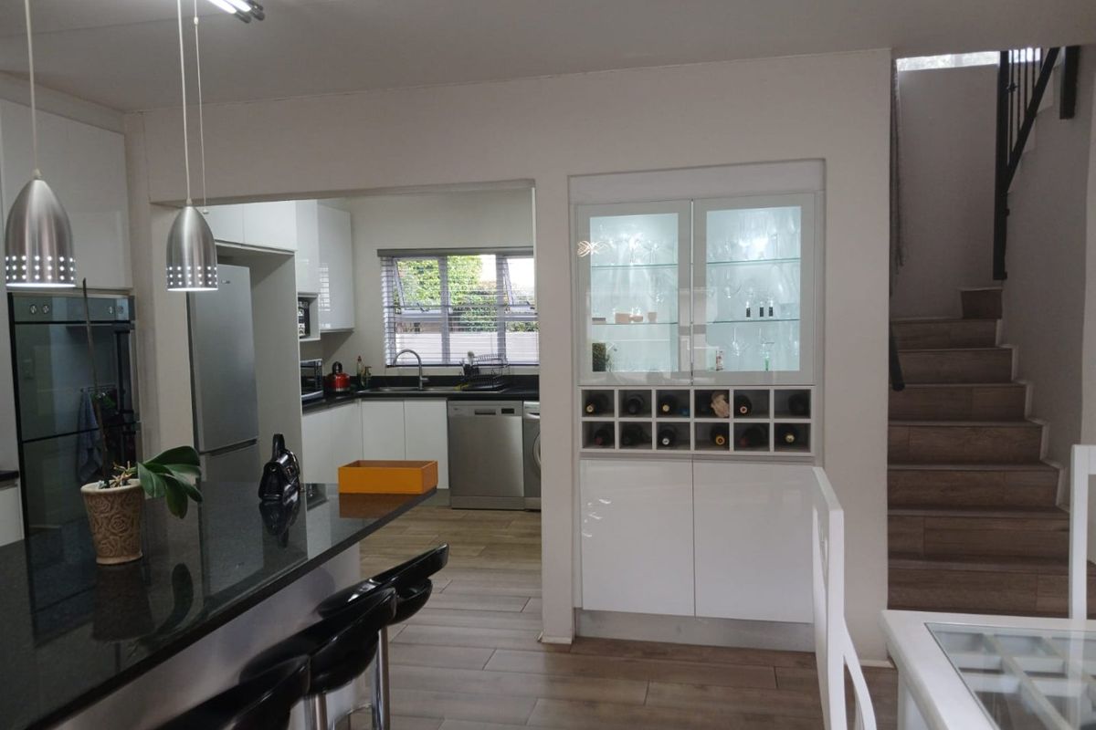 Beautiful Family Home in Kyalami Hills - Photo 5