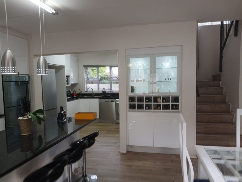 Beautiful Family Home in Kyalami Hills - Photo 5