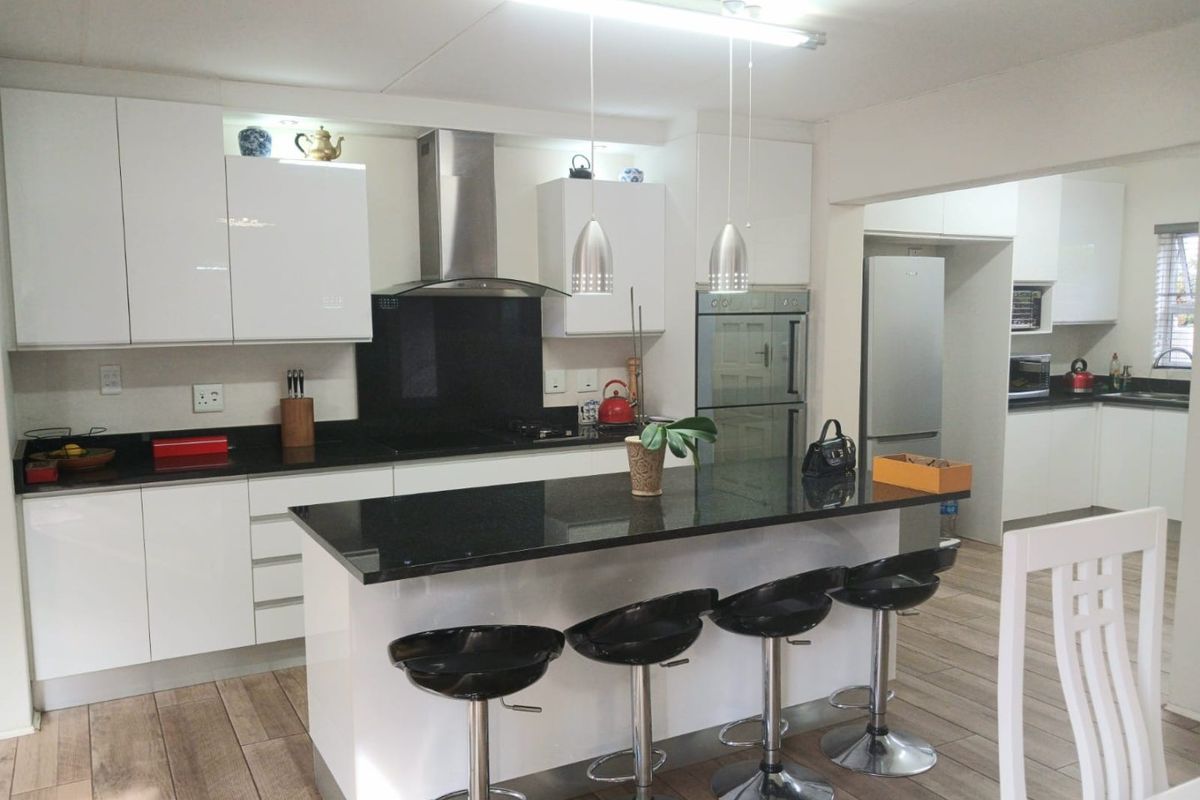 Beautiful Family Home in Kyalami Hills - Photo 4