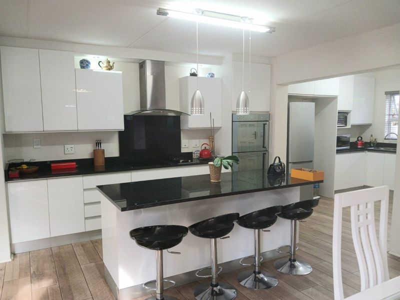 Beautiful Family Home in Kyalami Hills - Photo 4