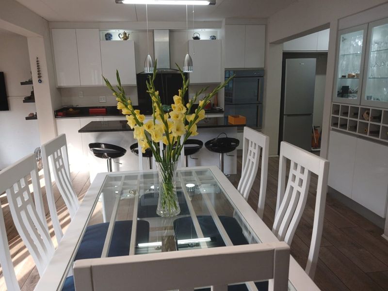 Beautiful Family Home in Kyalami Hills - Photo 10