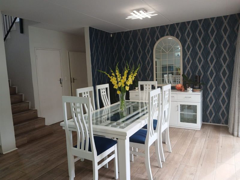 Beautiful Family Home in Kyalami Hills - Photo 9