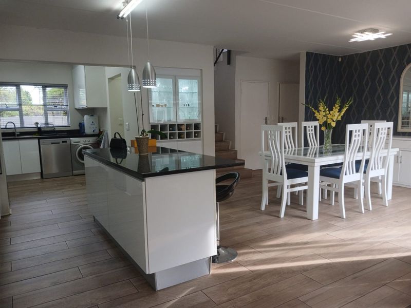 Beautiful Family Home in Kyalami Hills - Photo 8