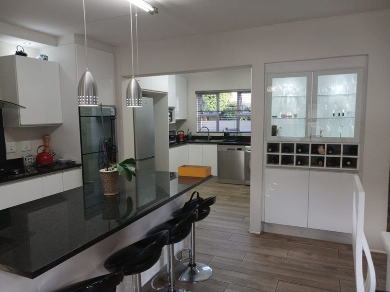 Beautiful Family Home in Kyalami Hills - Photo 7