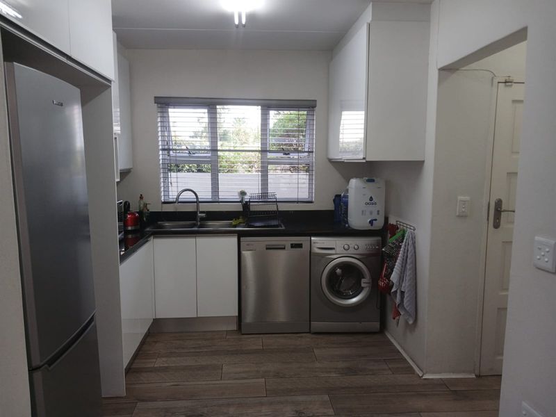 Beautiful Family Home in Kyalami Hills - Photo 6