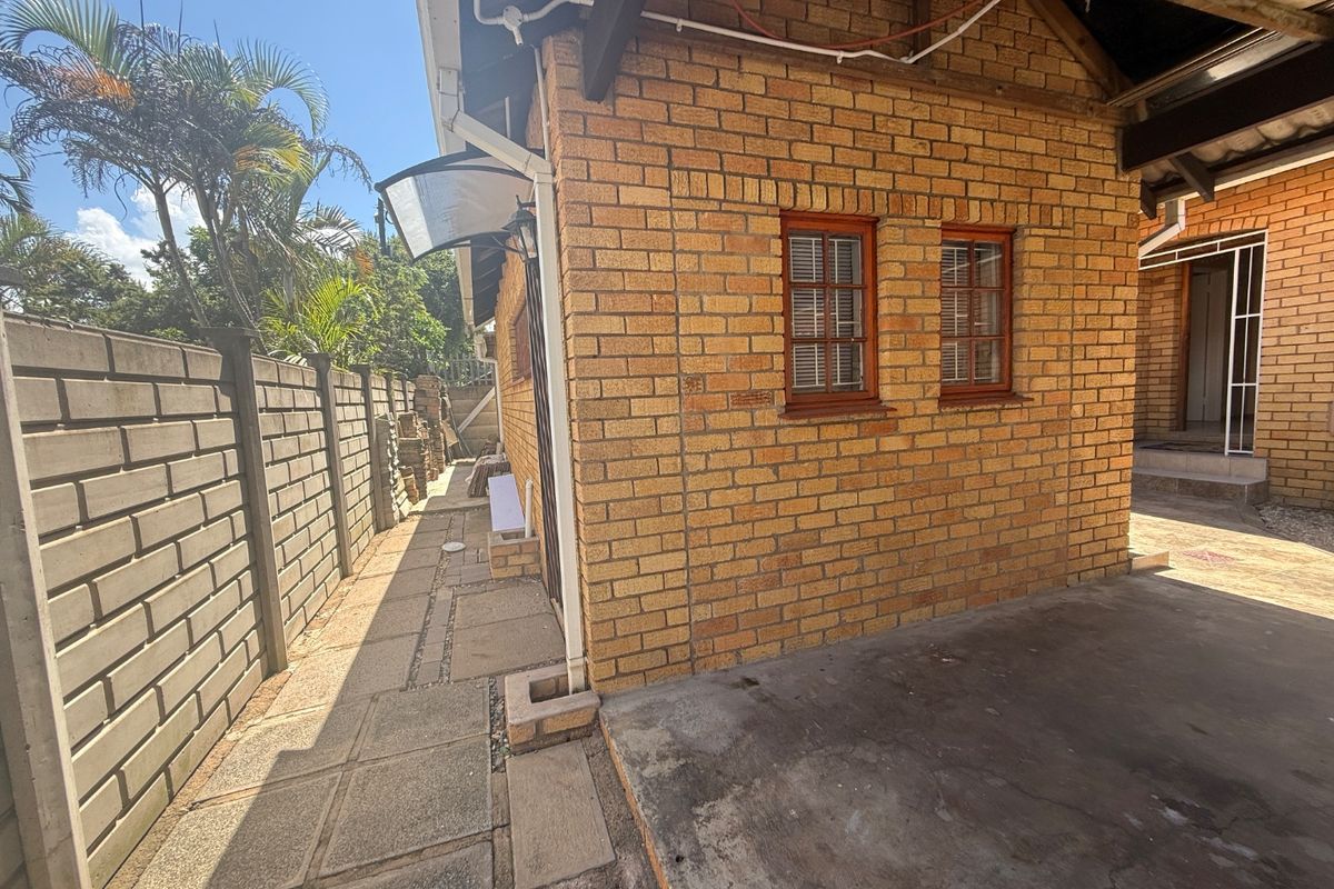 Exclusive Upmarket Bachelor Flat to Let  - Photo 2
