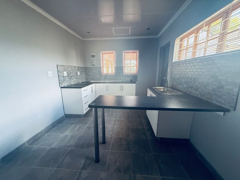 Exclusive Upmarket Bachelor Flat to Let  - Photo 9