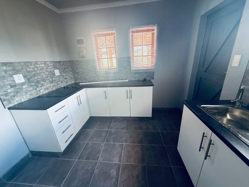 Exclusive Upmarket Bachelor Flat to Let  - Photo 8