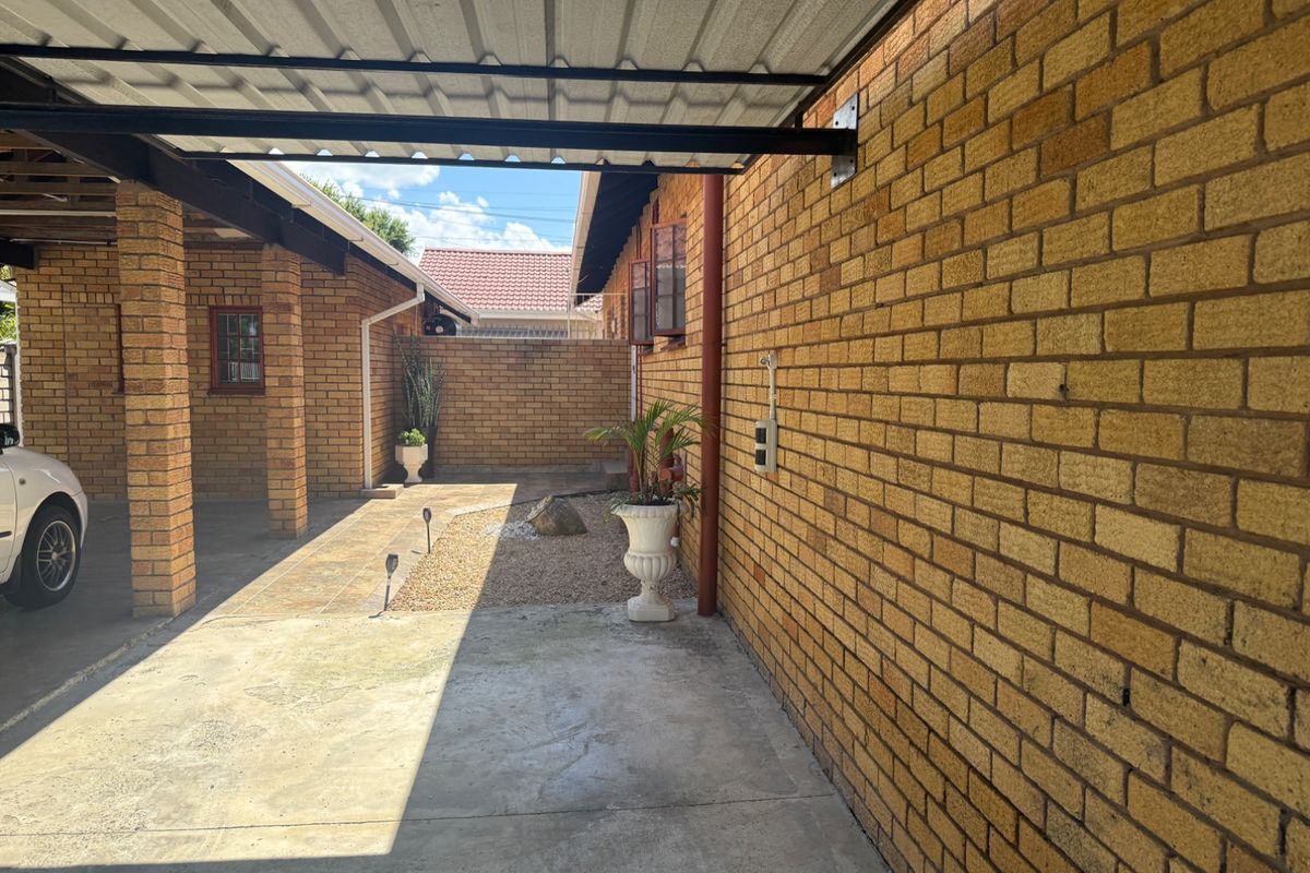Exclusive Upmarket Bachelor Flat to Let  - Photo 4