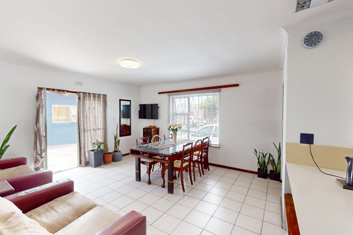 Spacious Home with Multiple Bedrooms, Flatlets & Extensive Secure Parking - Photo 3