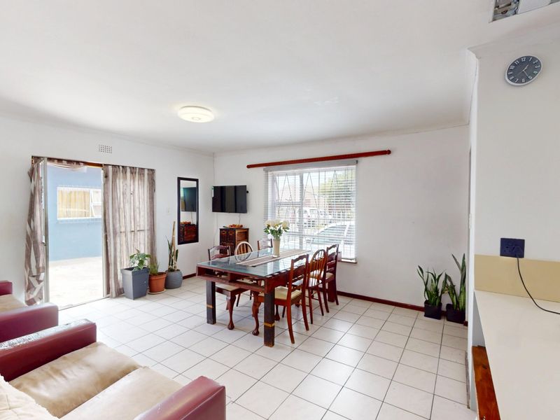 Spacious Home with Multiple Bedrooms, Flatlets & Extensive Secure Parking - Photo 3