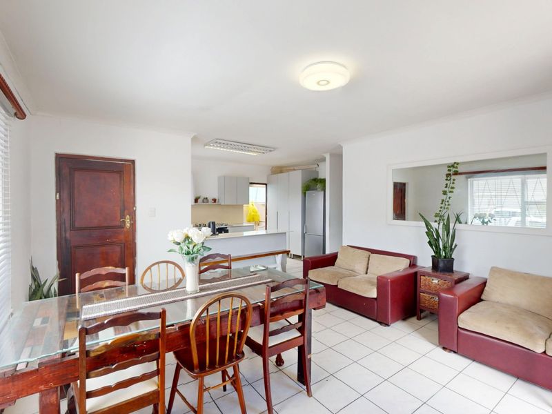 Spacious Home with Multiple Bedrooms, Flatlets & Extensive Secure Parking - Photo 5