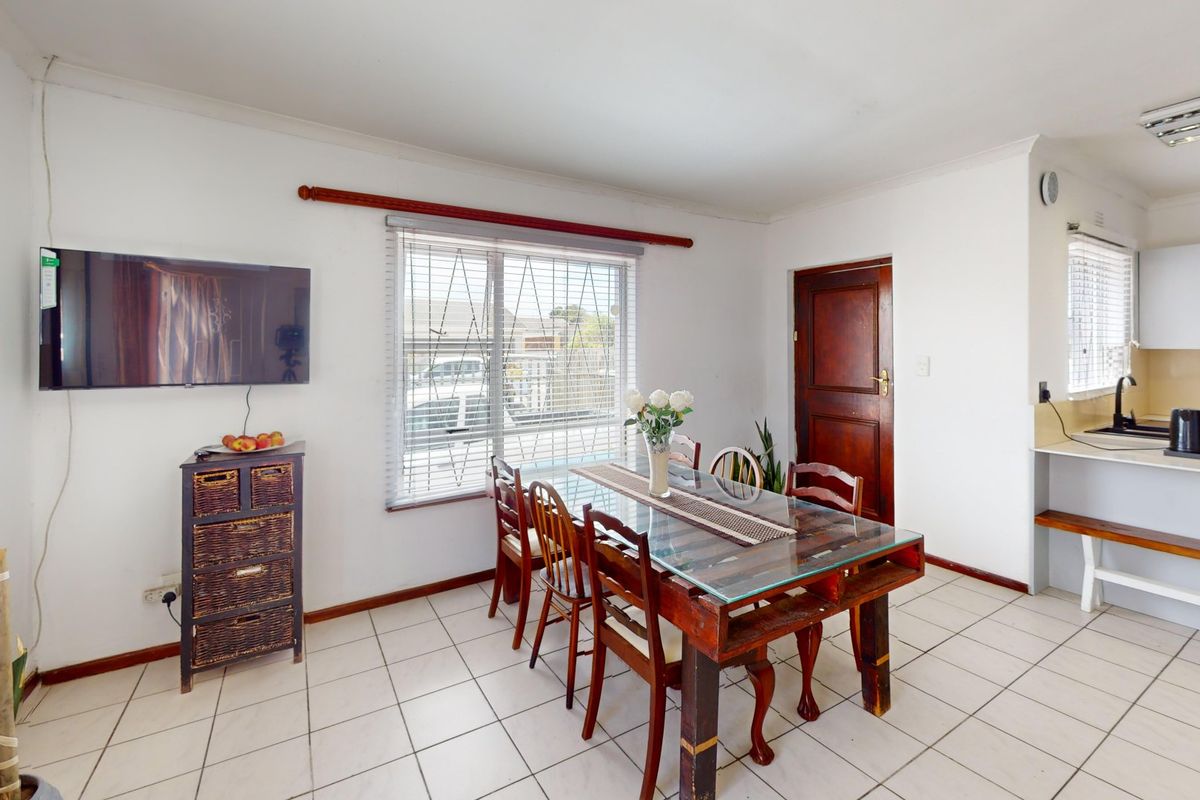 Spacious Home with Multiple Bedrooms, Flatlets & Extensive Secure Parking - Photo 4