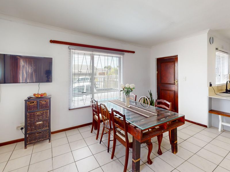 Spacious Home with Multiple Bedrooms, Flatlets & Extensive Secure Parking - Photo 4