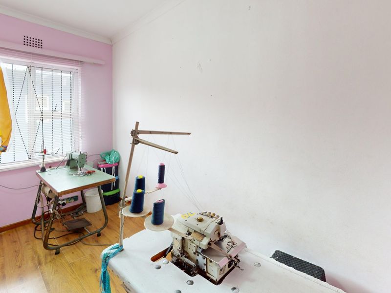 Spacious Home with Multiple Bedrooms, Flatlets & Extensive Secure Parking - Photo 10