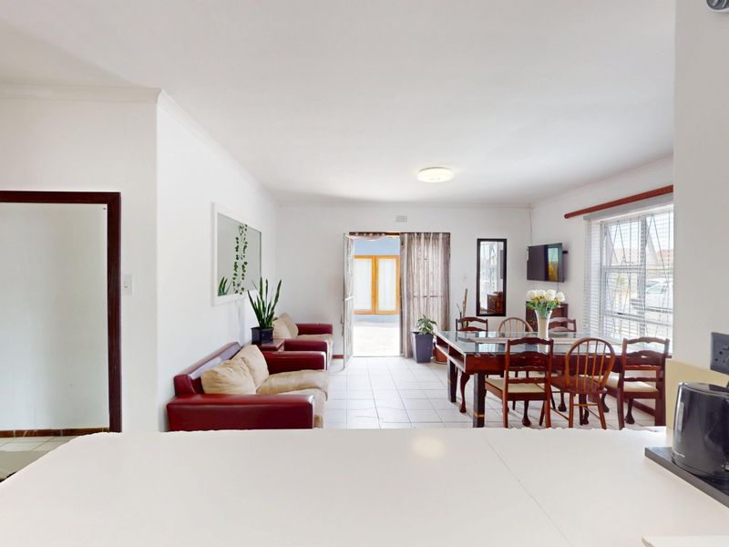 Spacious Home with Multiple Bedrooms, Flatlets & Extensive Secure Parking - Photo 9